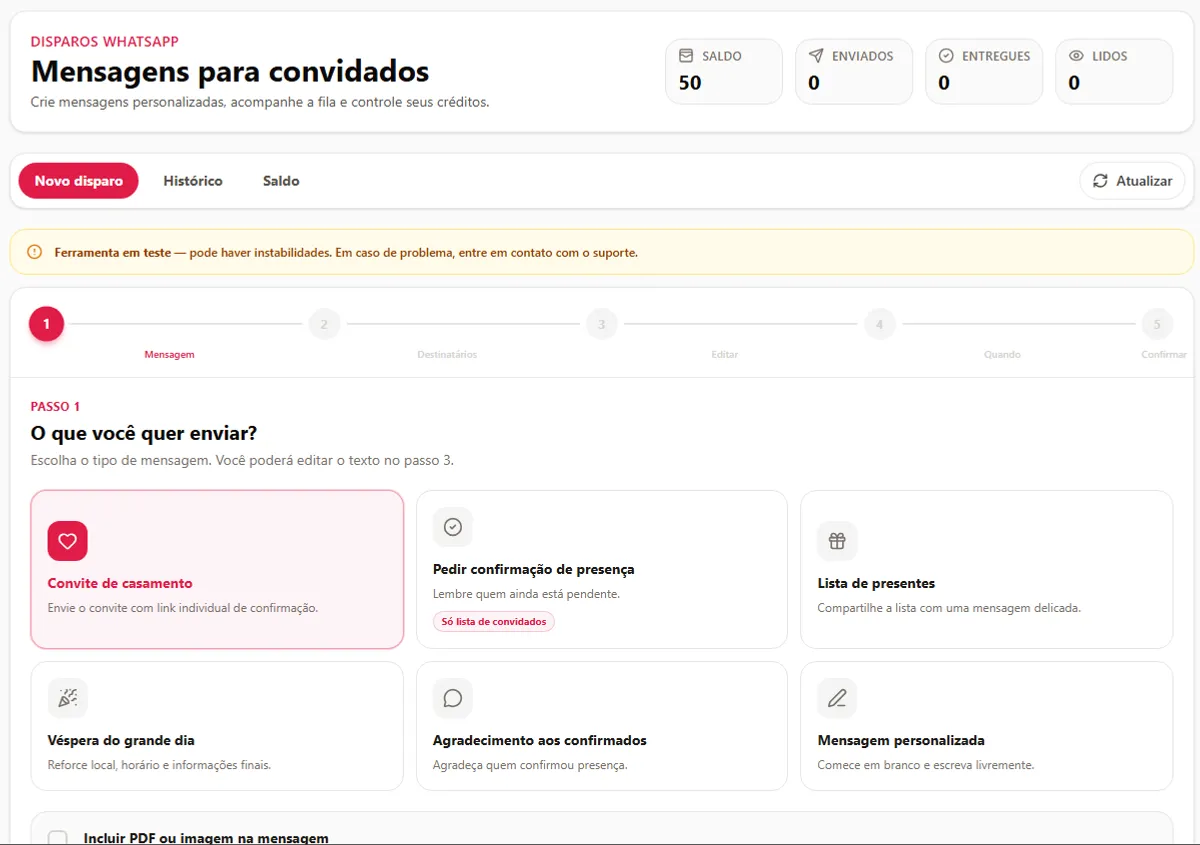 Painel de Disparos WhatsApp do MarryUs mostrando o assistente de 5 passos (Mensagem, Destinatários, Editar, Quando, Confirmar) e os 6 tipos de mensagem disponíveis: Convite de casamento, Pedir confirmação de presença, Lista de presentes, Véspera do grande dia, Agradecimento aos confirmados e Mensagem personalizada